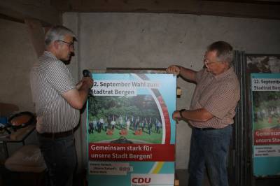 Auch das muss gekonnt sein. Peter Meinecke und Carsten Lönnecke beim Verschrauben der Plakate