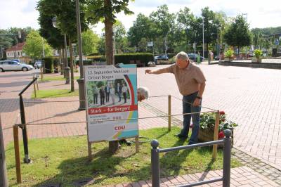 Eben noch die Plakate angeschraubt, schon stehen sie Am Friedensplatz