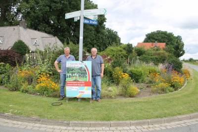 Cord-Heinrich Otte und Stefan Dillenz beim Aufstellen der Plakate in Offen.