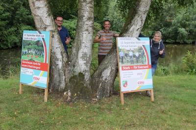 2021 Plakate - Theo Gehnke, Björn Frieling und Jessica Hubach gefällt anscheinend die Arbeit mit der Plakatierung