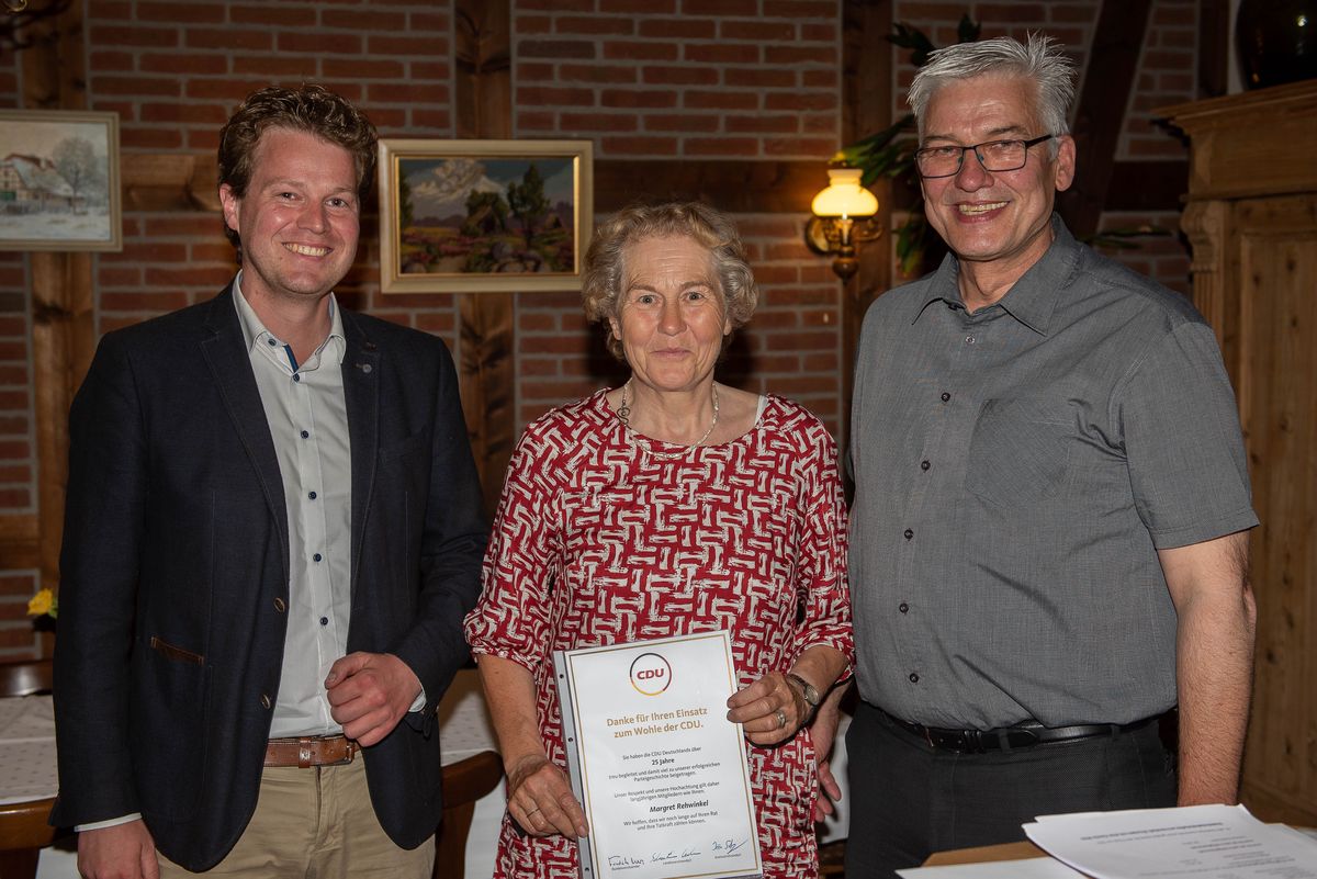 Jörn Schepelmann und Peter Meinecke freuen sich, Margret Rehwinkel für 25 Jahre treue Mitgliedschaft im CDU-Stadtverband Bergen ehren zu dürfen.