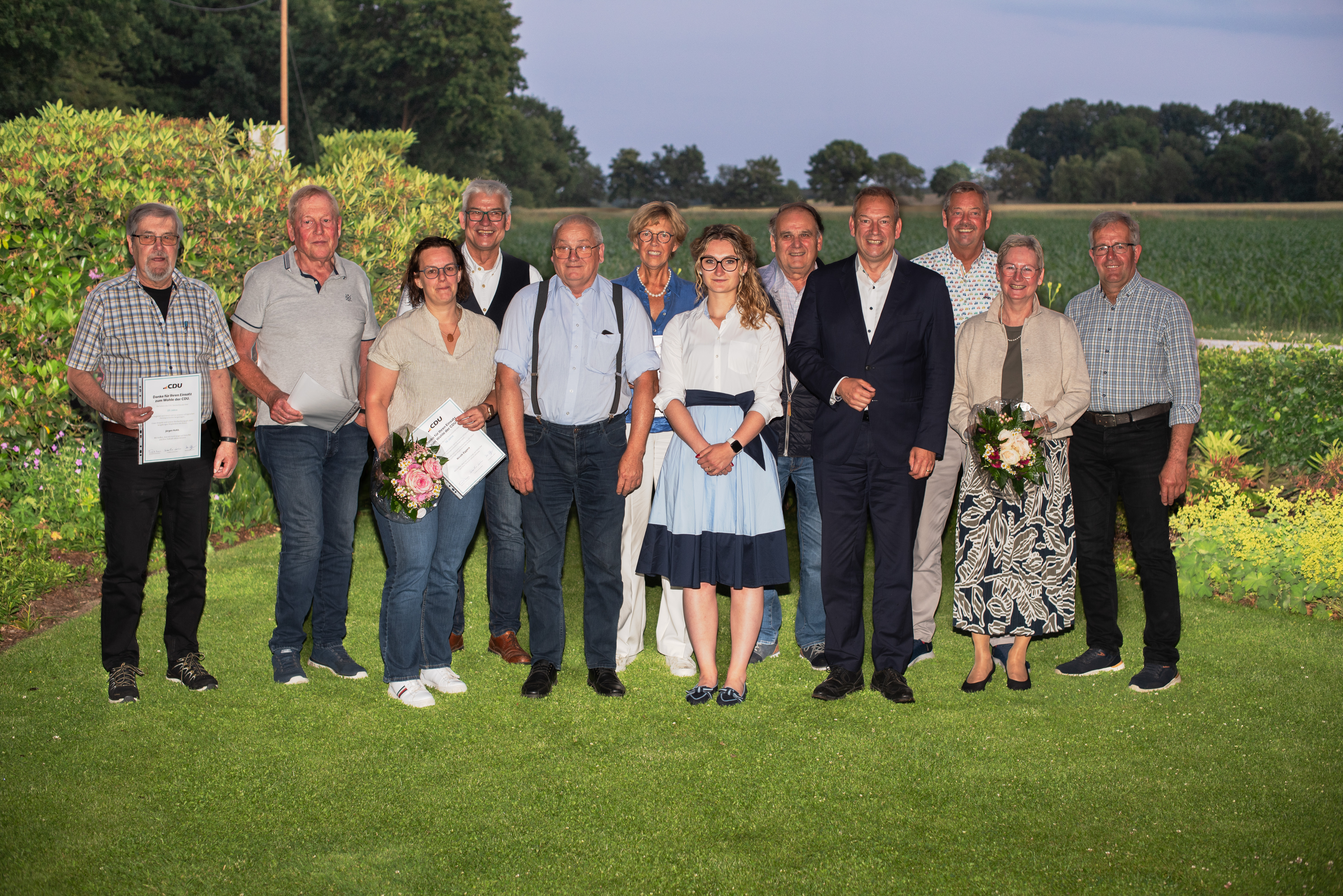 Peter Meinecke (4.v.l.), Emily Bker (6.v.r.) und Henning Otte (4.v. r.) freuen sich ber die treue Mitgliedschaft von (v.l.) Jrgen Hohls, Gerd Friedrich, Nicole Eggers, Peter Hoffmann, Heidrun Bruns, Uwe Helmholz, Manfred u. Silvia Otte u. Walter Otte