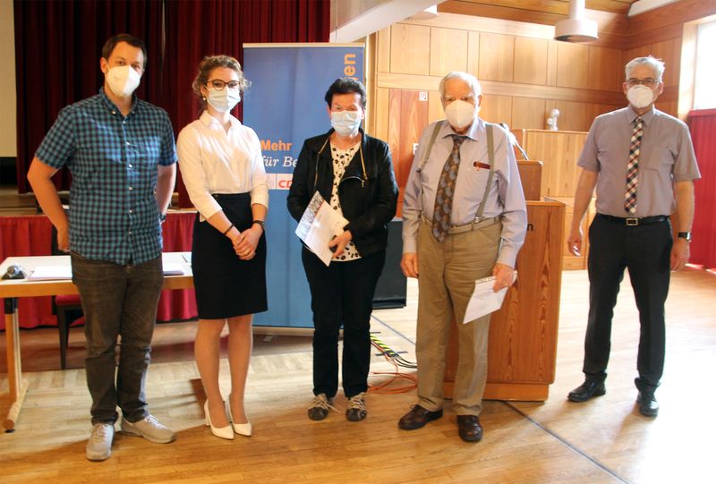 Auf dem Foto v.l.n.r. Kreisgeschftsfhrer Christopher Fedder, die neue stellv. Vorsitzende Emily Bker, die Jubilare fr 50jhrige Mitgliedschaft Margarete Howe und Werner Sander sowie der Vorsitzende Peter Meinecke.